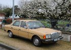 Mercedes serie 200 W123  1979  Mercedes serie 200 W123  1979, bourse de Courtenay, 2 avril 2023